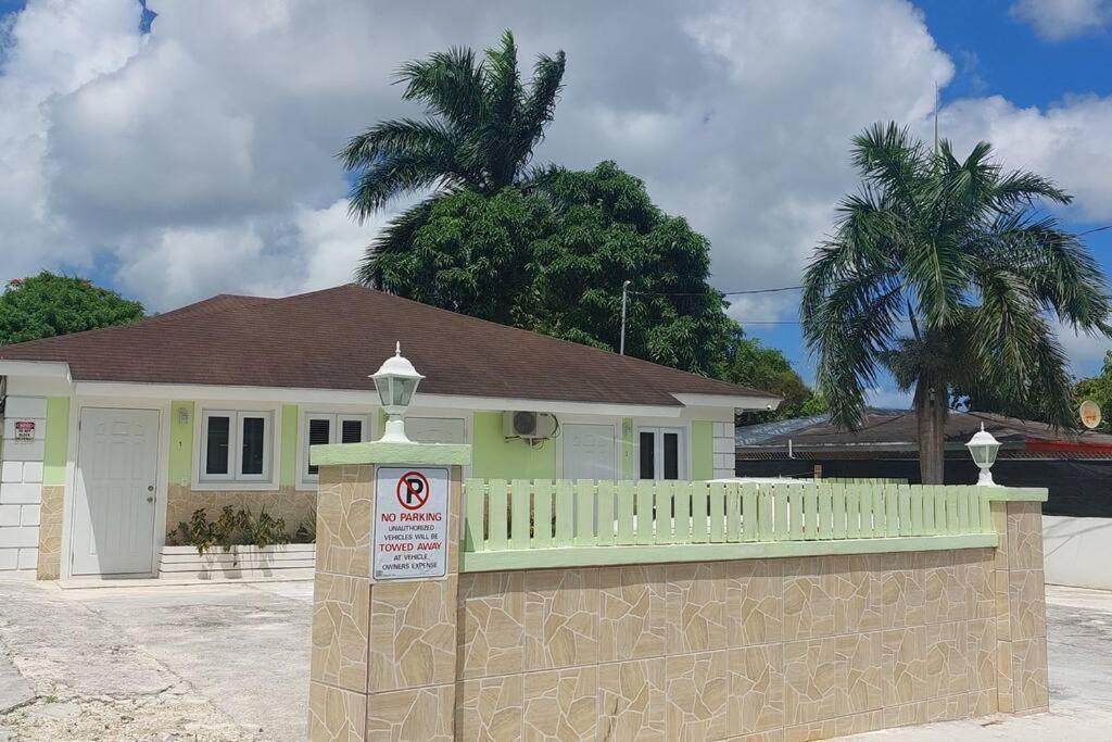 Апартаменты Budget & Basic In Local Neighborhood, 7Min Drive To Downtown Nassau Beach Paradise Экстерьер фото